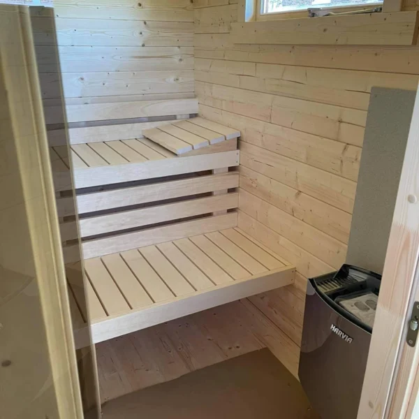 Tyylikäs ja käytännöllinen Ahti XL Flat -sauna, jonka mitat ovat 3,4 x 2,3 m. Sisältää saunahuoneen ja helposti muokattavan pienemmän huoneen. Valmistettu kestävästä pohjoismaisesta kuusesta, seinät 70 mm ja tasakatto tarjoavat modernia mukavuutta ympäri vuoden.