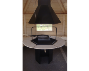 Tulisija grillauskotaan kuvulla ja savupiipulla