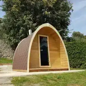 “Tonttu” 3m kaarisauna termopuusta, terassilla