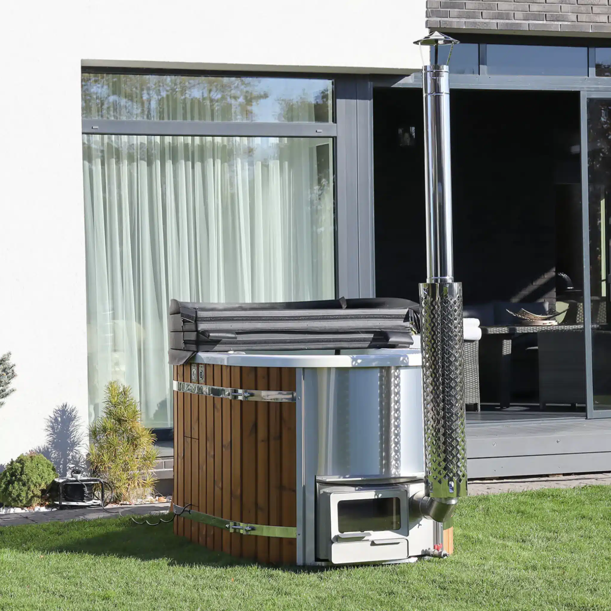 1,2×1,9m Ofuro kylpyntynnyri integroidulla kamiinalla ja akryylisisuksella